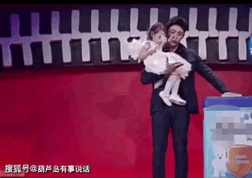 黄景瑜单手抱吴谨言太甜,男友力max的他,扛人实在太容易