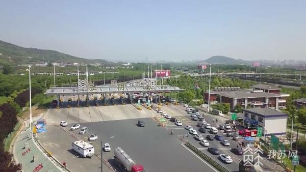 "五一"假期首日:江阴渡口,高速出入口出现车辆拥堵