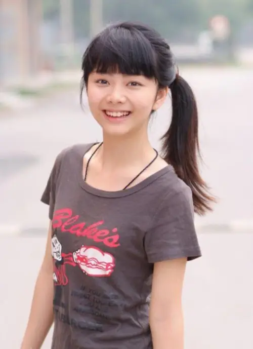 谭松韵中学时候的旧照,当年的她可以说更有初恋女神的魅力,笑起来很