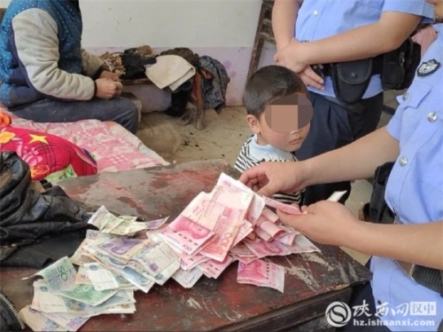 鎮(zhèn)巴村民丟失1萬(wàn)6千多元，警方調(diào)查發(fā)現(xiàn)竟是家中6歲小孩拿取