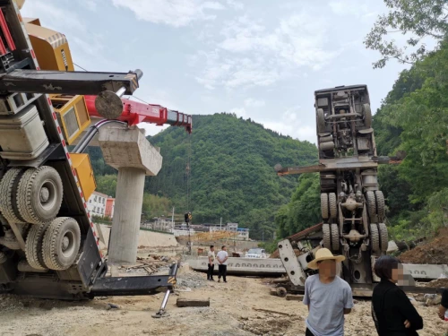 驚心！漢中兩吊車(chē)在架設(shè)橋梁時(shí)先后側(cè)翻