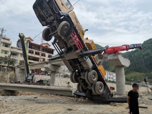 驚心！漢中兩吊車(chē)在架設(shè)橋梁時(shí)先后側(cè)翻
