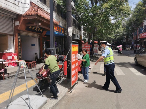 查處違法停車100余起，漢中交警緊抓農(nóng)村集鎮(zhèn)交通秩序整治