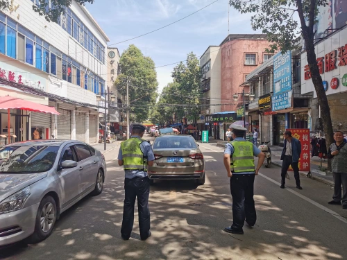 查處違法停車100余起，漢中交警緊抓農(nóng)村集鎮(zhèn)交通秩序整治