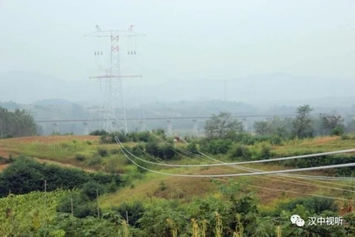 央視直播“最長一跨”！青河特高壓“電力天路”在漢中境內(nèi)飛躍嘉陵江！