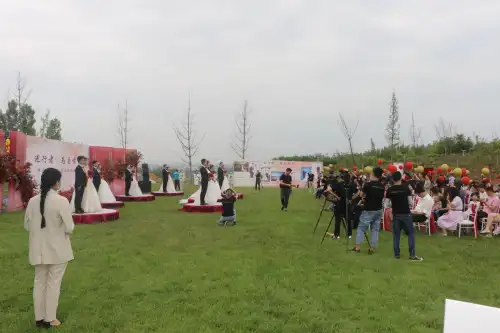 脫下昔日戰(zhàn)袍，換上潔白婚紗！抗疫醫(yī)護(hù)工作者舉辦戶外集體婚禮