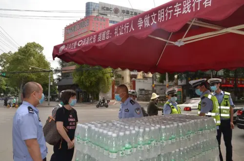 高温“考验”下，滴滴代驾公司为汉中交警一大队送来“清凉”
