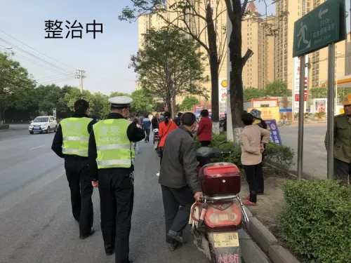 汉中交警二大队持续推进马路人集市场迁移