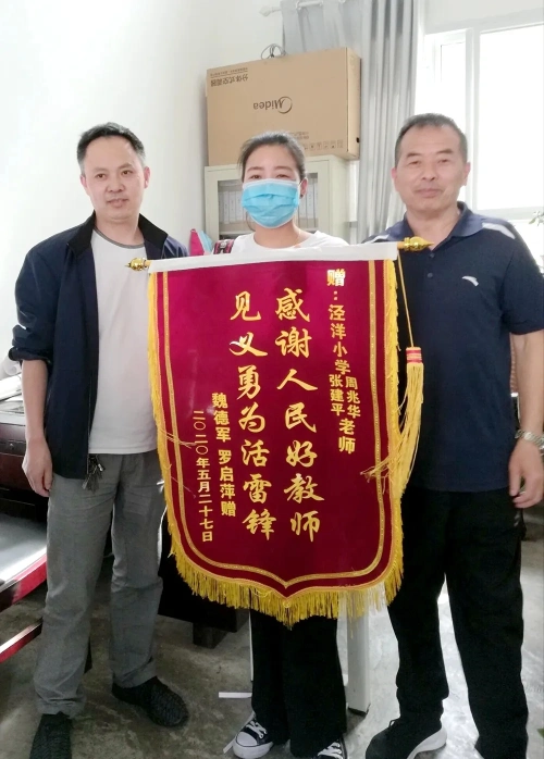 镇巴一对母女落入水沟，两名老师路过，背起直冲医院救助！