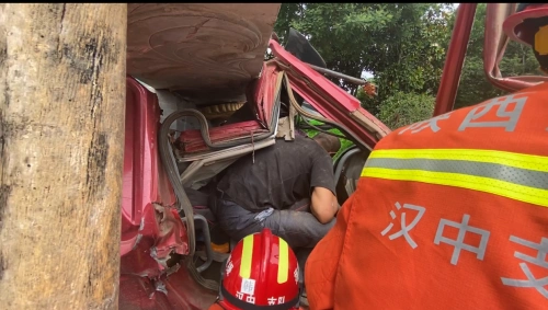 汉中一渣土车撞上石门牌坊致1人被困