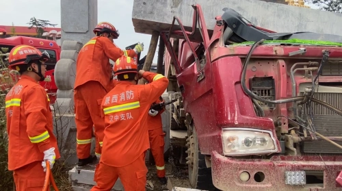 漢中一渣土車撞上石門牌坊致1人被困