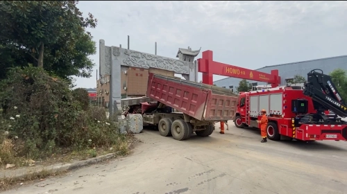 漢中一渣土車撞上石門牌坊致1人被困