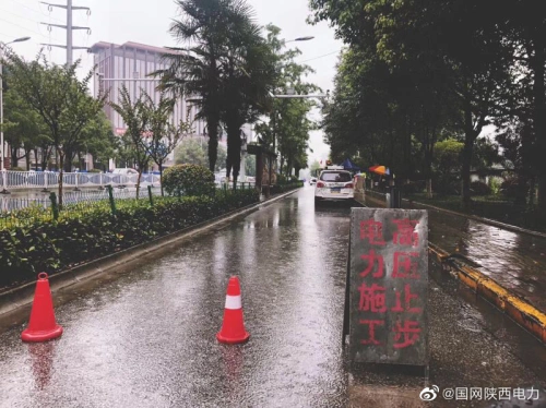 南團結(jié)街供電線路設(shè)施受損，供電公司雨后及時搶修