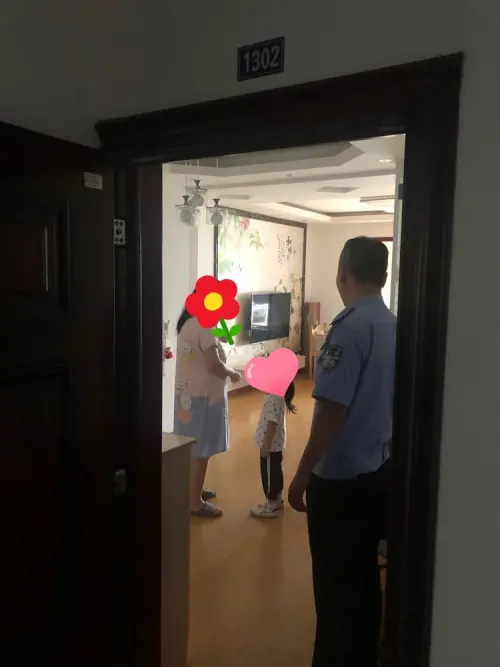 歲萌娃背書包迷失馬路，漢中交警駕警車愛心護(hù)送"