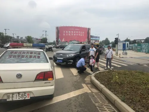 歲萌娃背書包迷失馬路，漢中交警駕警車愛心護(hù)送"
