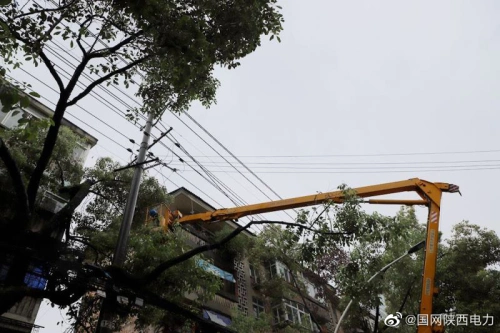 南團結(jié)街供電線路設(shè)施受損，供電公司雨后及時搶修