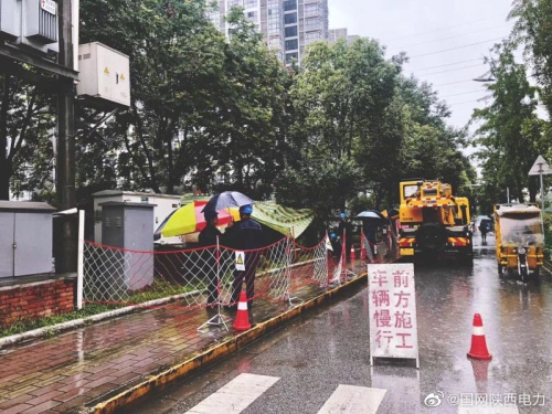 南團結(jié)街供電線路設(shè)施受損，供電公司雨后及時搶修