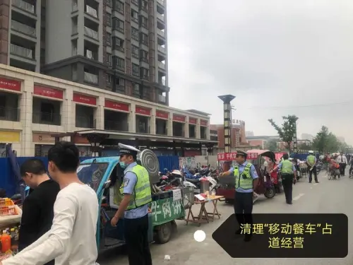 西關小學周邊“餐車”占道經(jīng)營、亂停亂放，交警出手了……