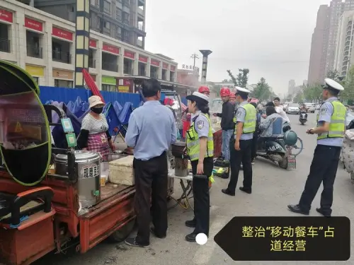 西关小学周边“餐车”占道经营、乱停乱放，交警出手了……