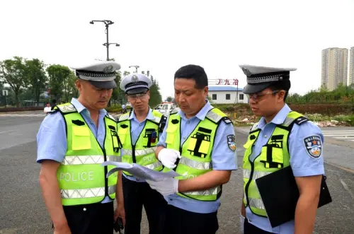 ?；愤\(yùn)輸車與小客車相撞，漢中交警這樣處置……