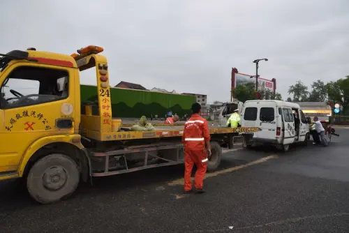 危化品運(yùn)輸車與小客車相撞，漢中交警這樣處置……