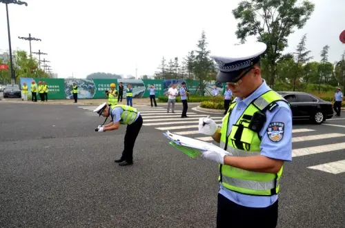 危化品運(yùn)輸車與小客車相撞，漢中交警這樣處置……