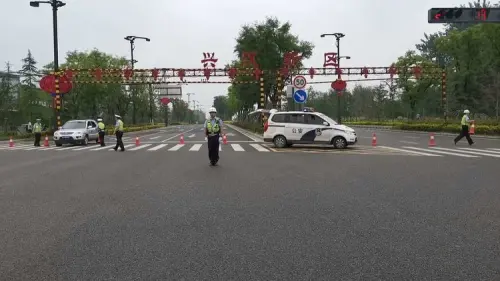 危化品运输车与小客车相撞，汉中交警这样处置……