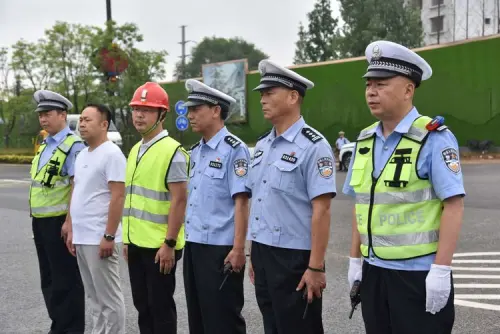 ?；愤\(yùn)輸車與小客車相撞，漢中交警這樣處置……