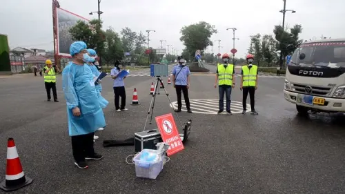 ?；愤\(yùn)輸車與小客車相撞，漢中交警這樣處置……