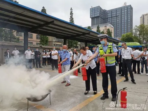 安全生产把好关 ——交警一大队走进城市公交公司开展交通安全宣传活动