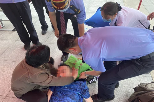 乘客突發(fā)休克暈倒，城固北站工作人員爭分奪秒救回生命