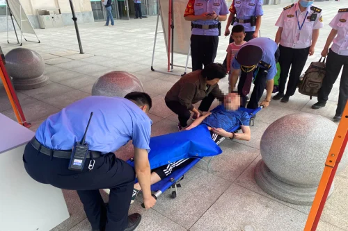 乘客突發(fā)休克暈倒，城固北站工作人員爭分奪秒救回生命