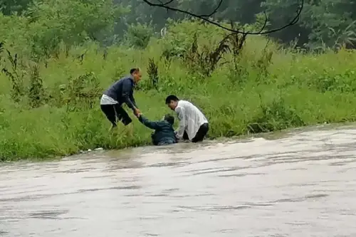 七旬老人掉進濂水河，退役軍人急忙救助！