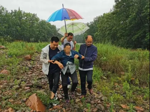 七旬老人掉進濂水河，退役軍人急忙救助！