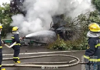 京昆高速一半掛車側(cè)翻起火，駕駛室被燒毀，幸無人員被困