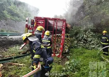 京昆高速一半掛車側翻起火，駕駛室被燒毀，幸無人員被困