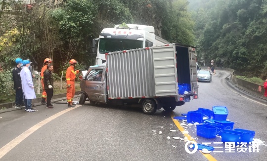 漢中鎮(zhèn)巴210國(guó)道兩車(chē)相撞2人被困 消防緊急救援