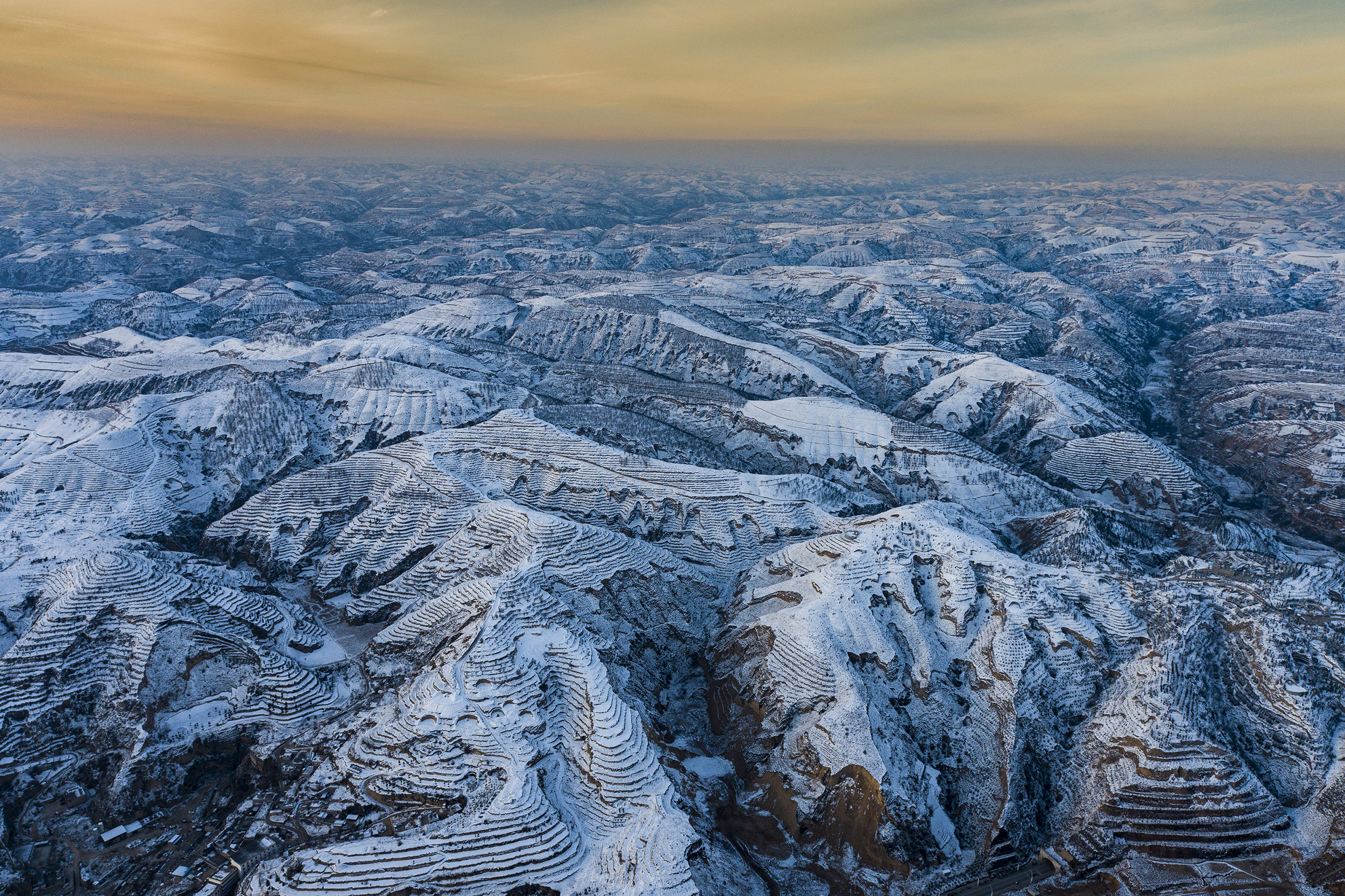 陕北高原冬雪悄落山披银装 呈现壮美景象