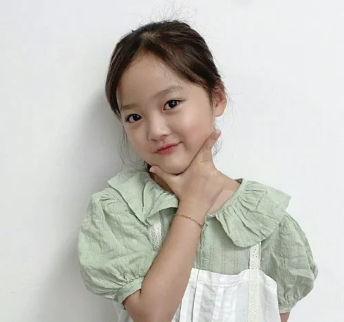 韩国童星 权律二图片