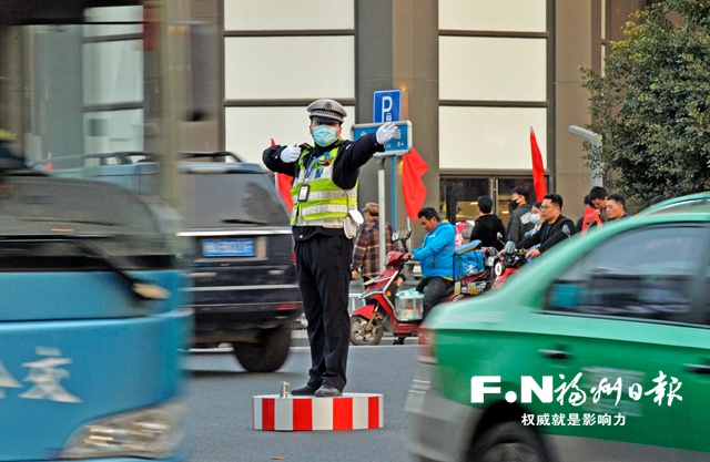 台江交警使用规范交通指挥手势疏导交通.记者 郑帅 摄