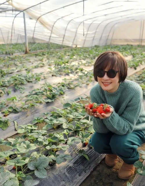 难得见孙俪如此开放,穿露肚脐装拍写真,皮肤白里透红像18岁