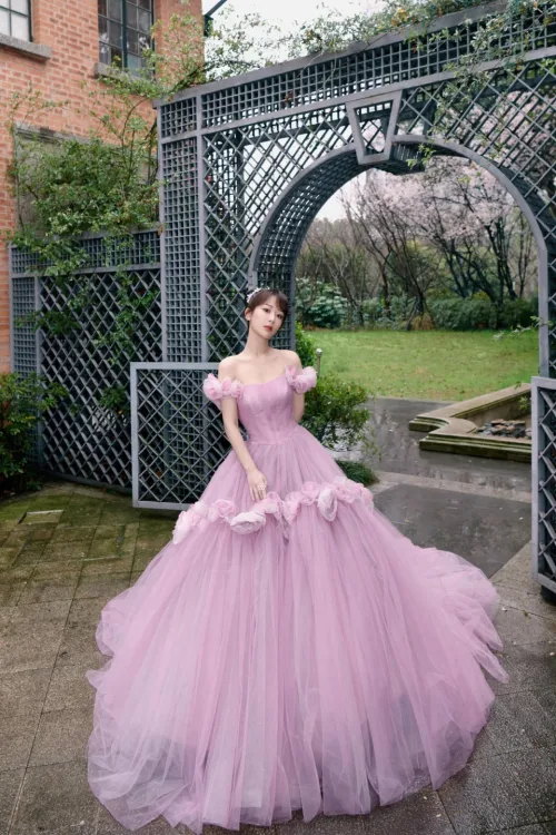 杨紫终于找对风格,一袭粉紫色纱裙亮相甜美优雅,美得像小公主