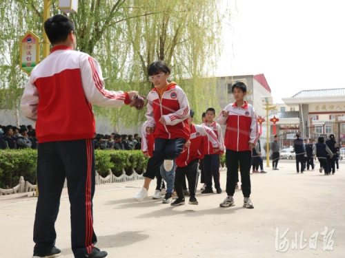 2021年4月1日,在河北省广宗县葫芦中学,学生在大课间练习花样跳绳.