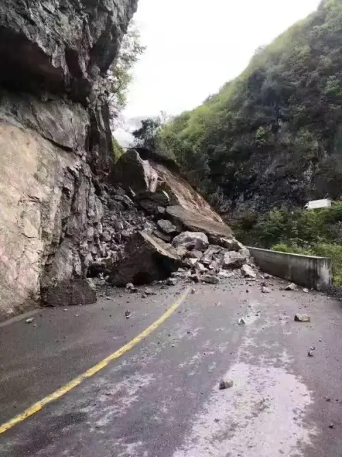 鄂咸高速路基坍塌图片