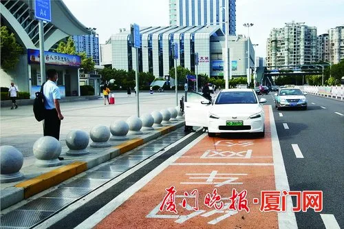 位於火車站的網約車上客點.