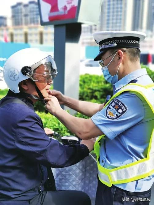 交警为群众佩戴爱心头盔洪祥 刘功辉