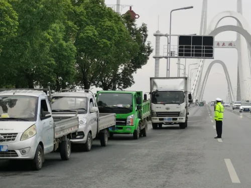 高排放車(chē)集中整治，2輛“冒黑煙”車(chē)輛被查處